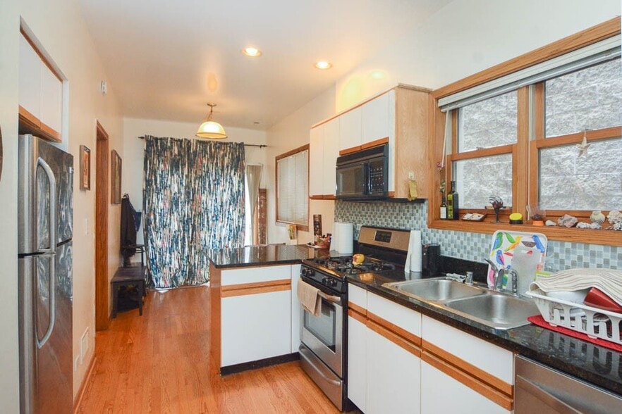 Building Photo - 3713 N Janssen Ave