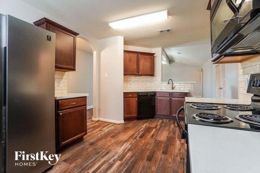 Building Photo - 1001 Walnut Ln