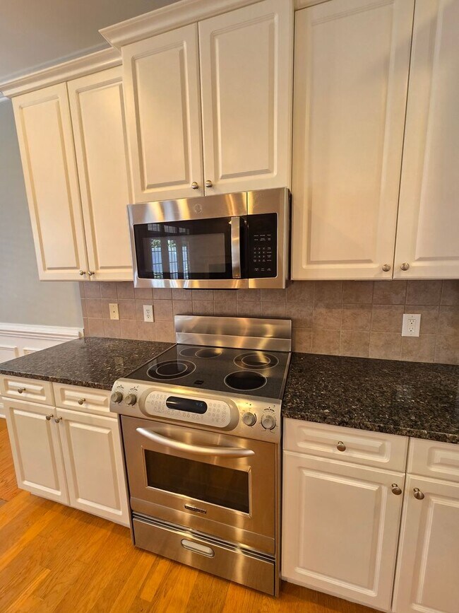 Building Photo - TOWNHOMES AT HOLLY GLEN - Gorgeous townhom...