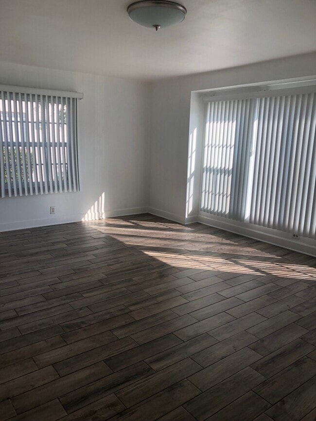 Building Photo - 5707 San Vicente Blvd