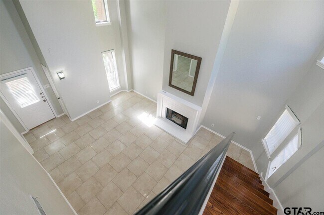 Building Photo - 5825 Hollytree Dr