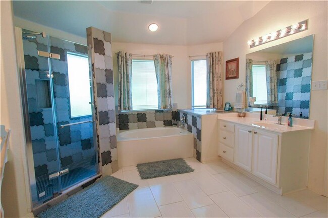 Building Photo - 2301 Zoa Dr