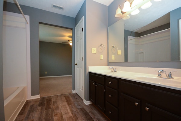 Primary Bathroom - 582 Redfox Ct N