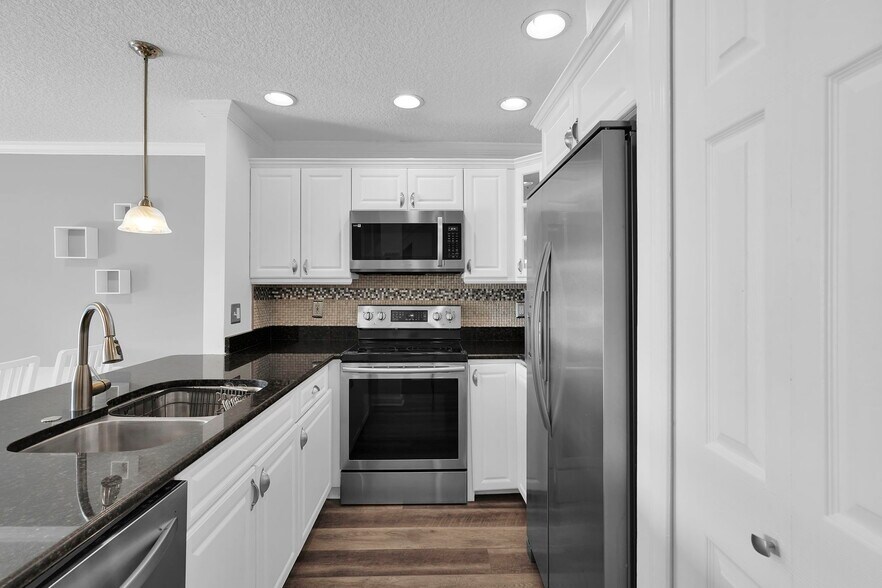 Building Photo - 11330 Lake Mandarin Cir E
