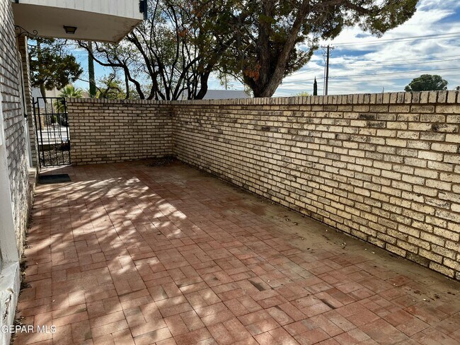 Building Photo - 6700 Escondido Dr