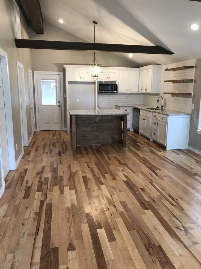 Building Photo - Super Cute 1/1 Cottage