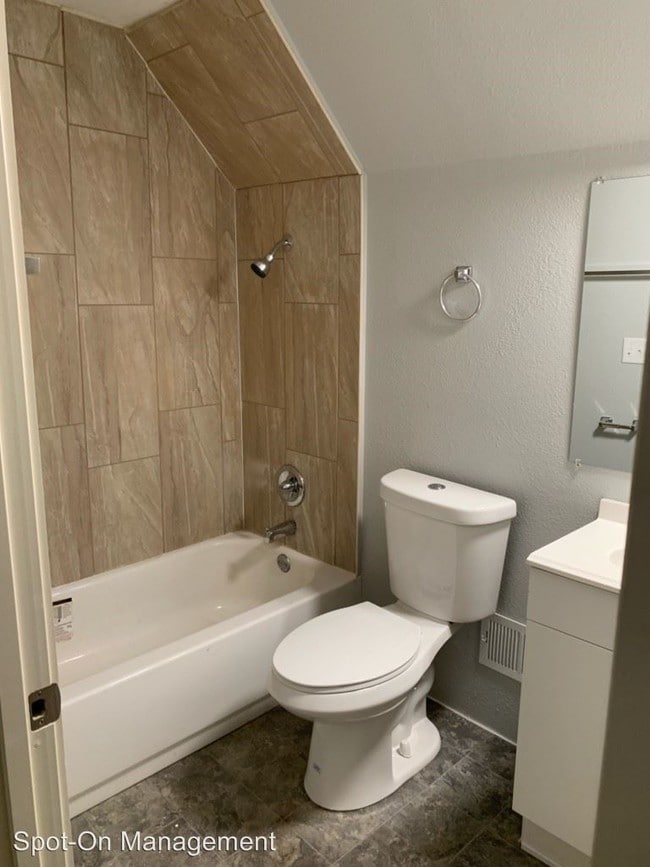 Building Photo - 830 University Ave W