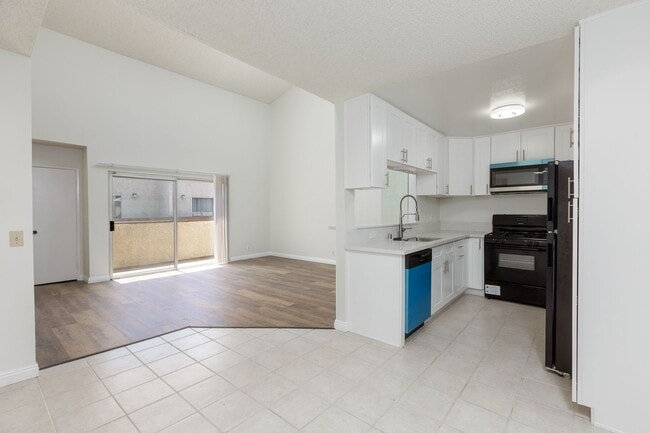 Building Photo - Spacious 2-Bedroom, 2.5-Bath Condo in Cano...