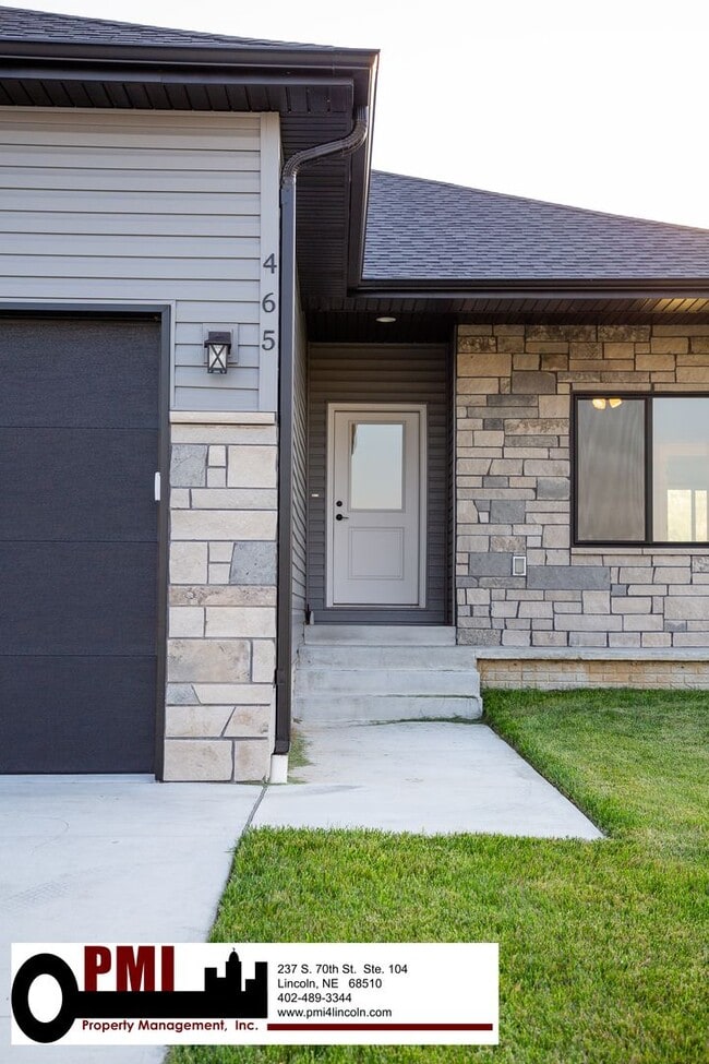 Building Photo - 5 Bedroom 3 bath, beautiful home in North ...