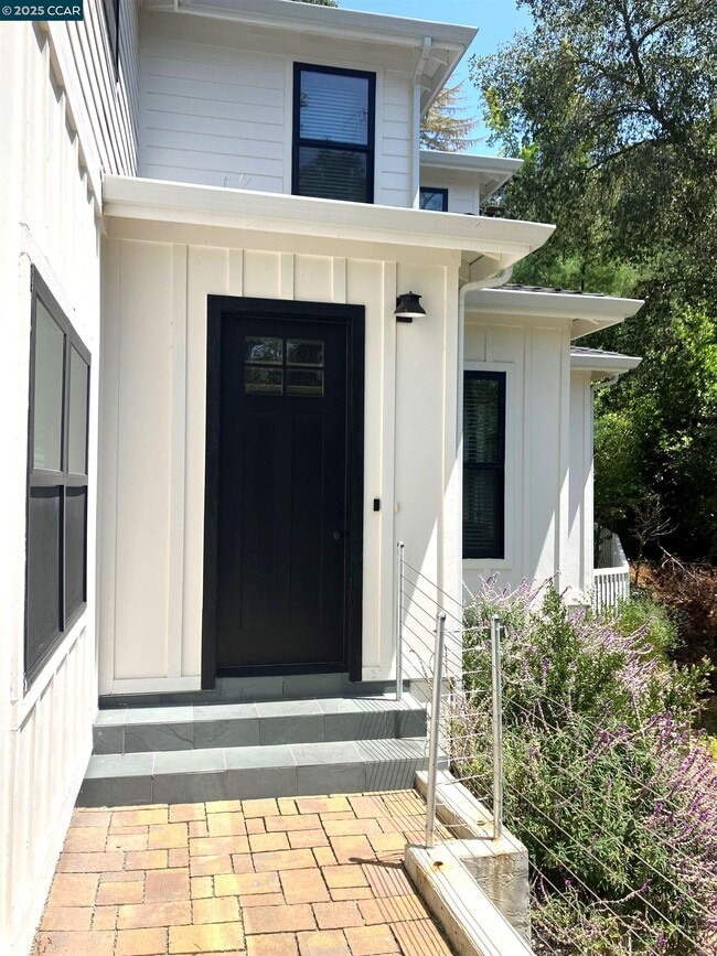 Building Photo - 6 Linda Vista