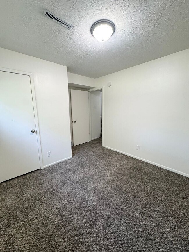 Building Photo - Spacious 3 Bedroom Available Now!