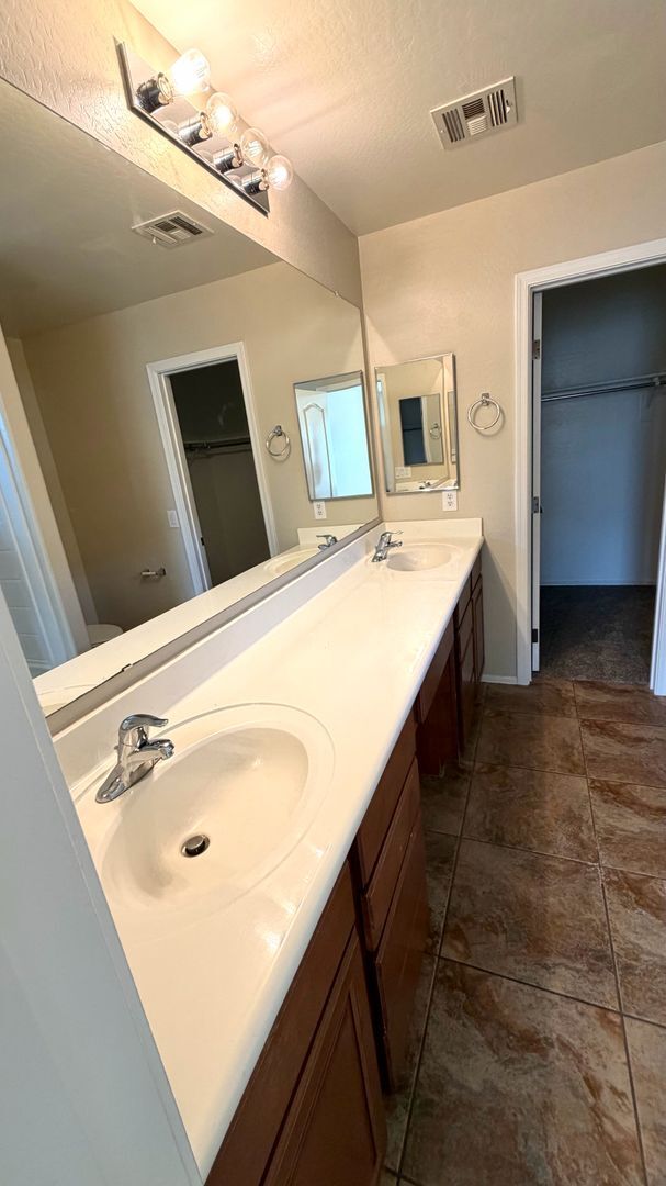 Building Photo - Spacious Surprise home with large backyard