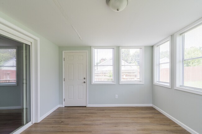 Building Photo - 578 Tryon Pl