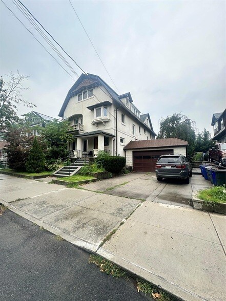 Building Photo - 409 W 261st St
