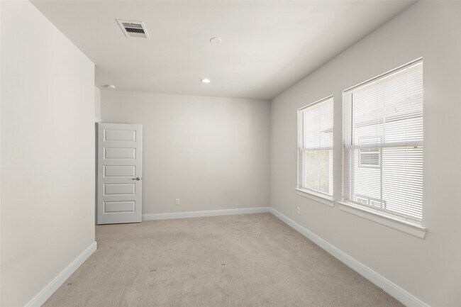 Building Photo - 2718 Grand Fountains Dr