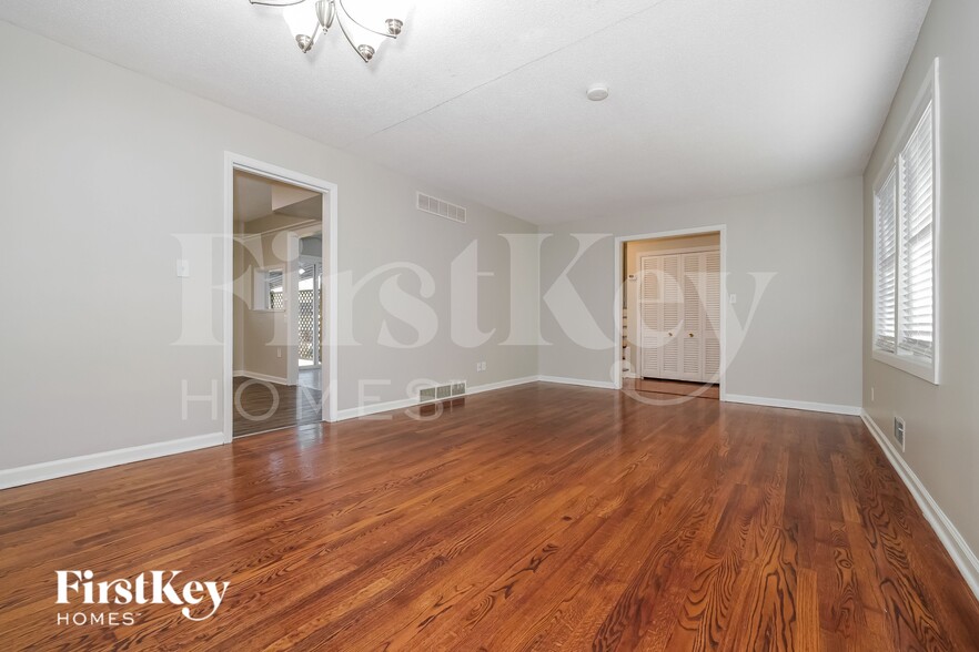 Building Photo - 8906 W 93rd St