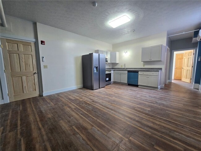 Building Photo - 27 E Main St