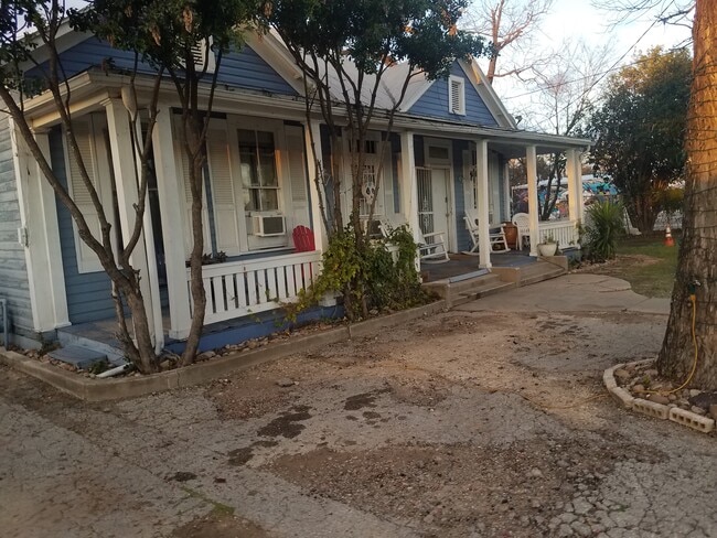 Building Photo - 2223 E Commerce St