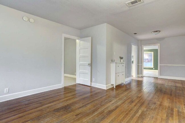 Building Photo - 1309 E 13th St
