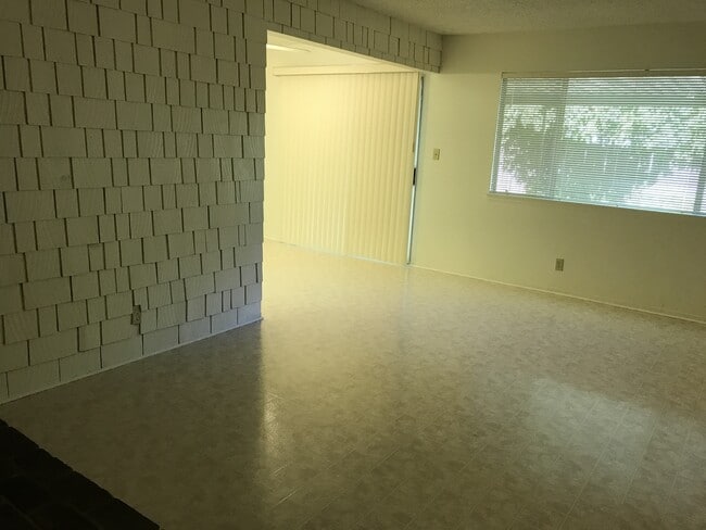 Building Photo - 8417 Edgefield Way
