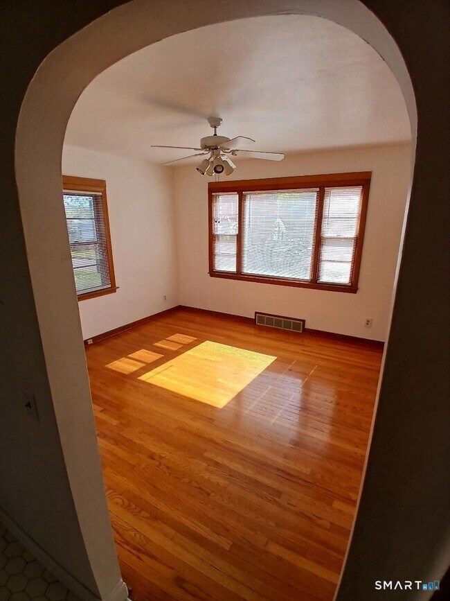 Building Photo - 16 Church St