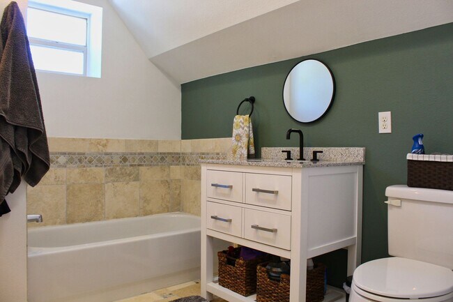 Building Photo - Spacious 2-bedroom, 2-bathroom in the Heart of West Highlands with 1 Car Garage