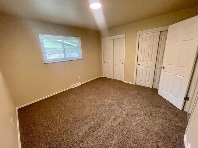 Building Photo - Newly Remodeled 2 Bed 1 Bath Home