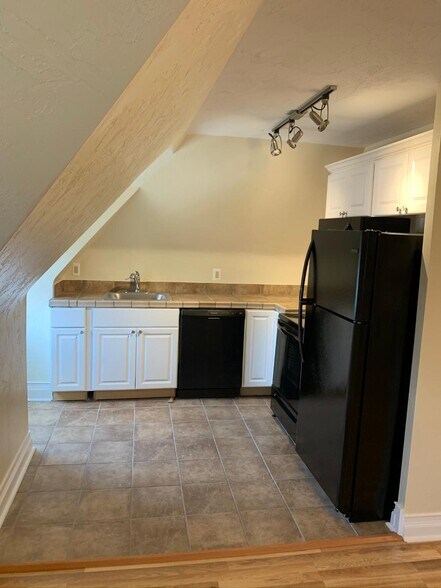 Building Photo - 218 S St Clair St