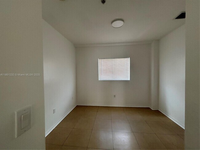 Building Photo - 928 SW 3rd St