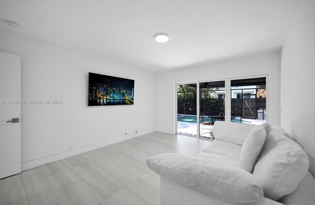 Building Photo - 1546 Van Buren St