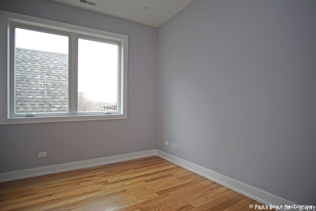 Building Photo - 1724 W Roscoe St