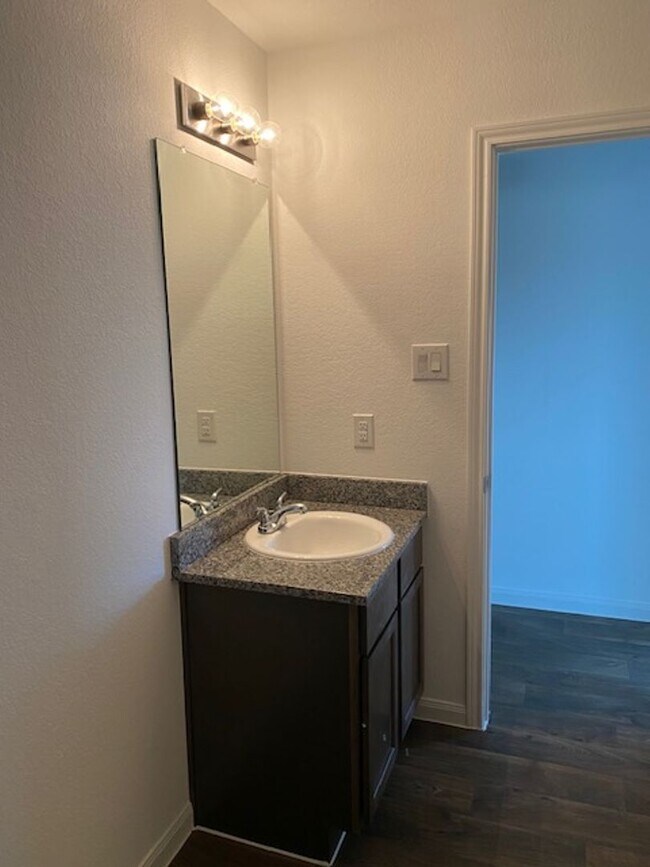 Building Photo - Stunning 3 bedroom, 2 bath home with a del...