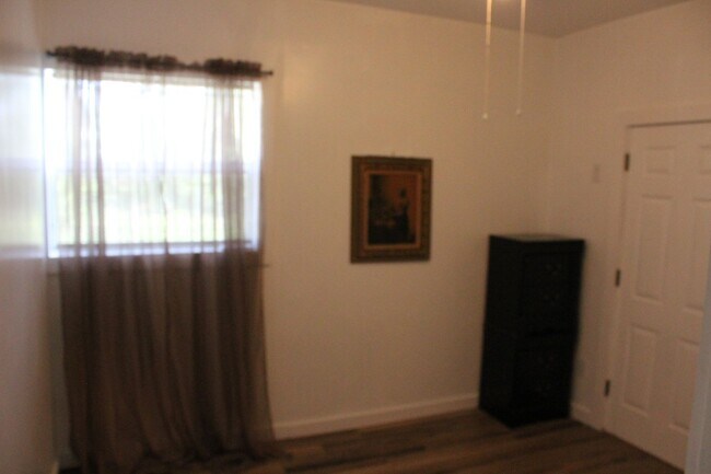 Building Photo - 3 Bedroom/2 Bath Home