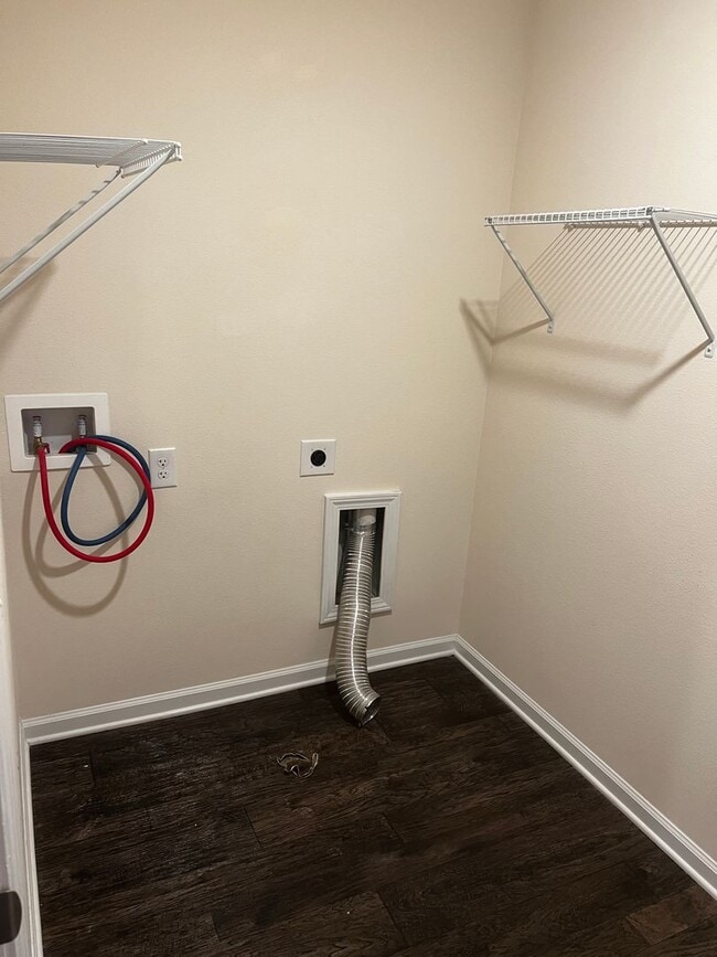 Building Photo - 4/2 centrally located!!