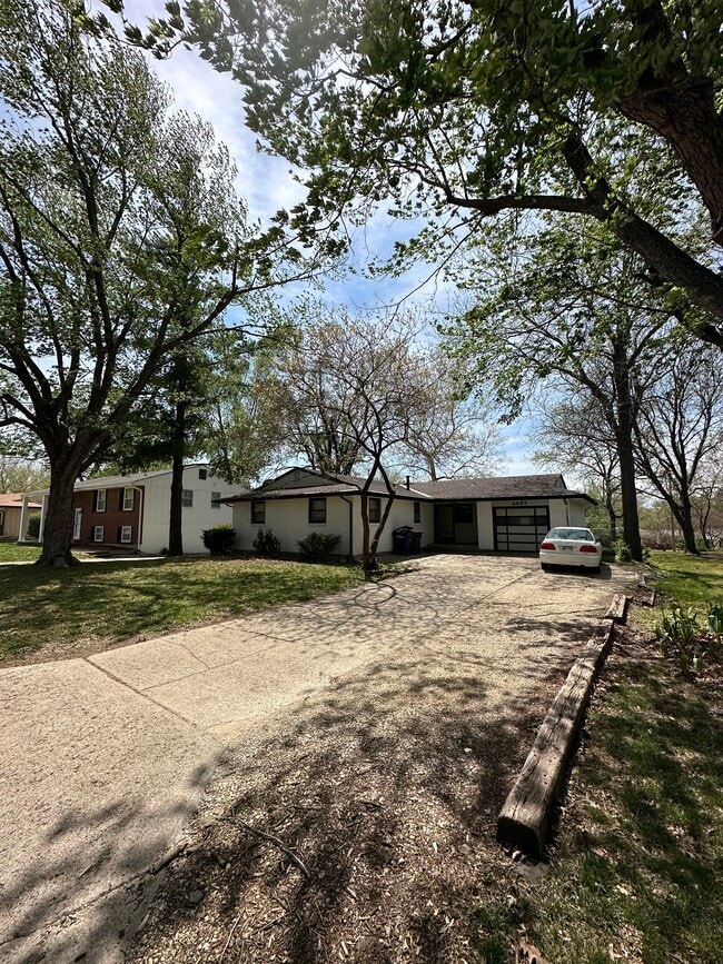 Building Photo - 2437 Vaughn Dr