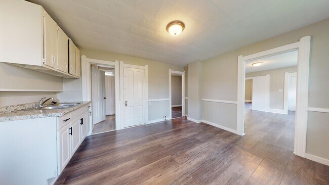 Building Photo - Clark/Fulton - 4 bed/1 bath - Single Family Home