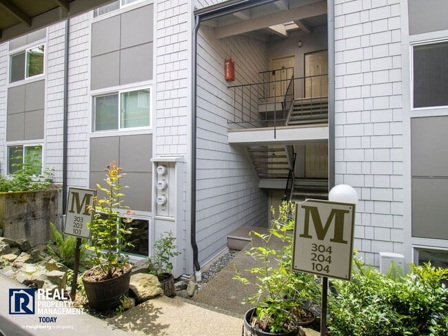 Building Photo - Renton Condo with Private Patio, Pool & Covered Parking!
