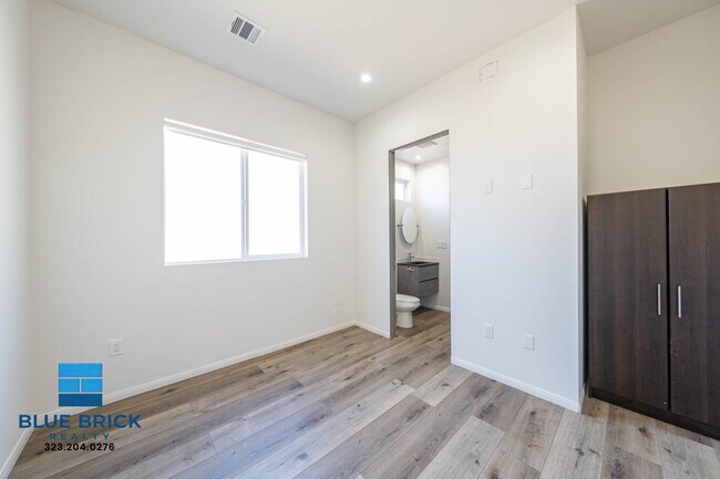 Building Photo - 5239-5241 Huntington Dr -