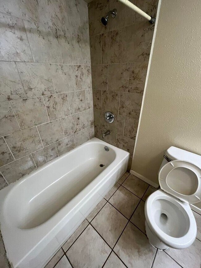 Building Photo - Nice 3 Bedroom Home
