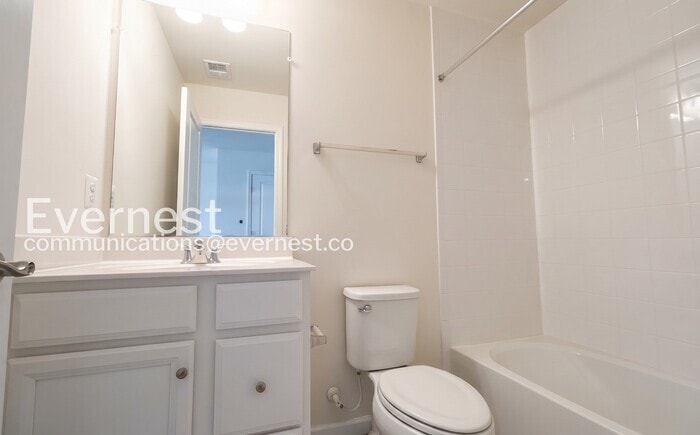 Building Photo - 1809 Noyack Ln