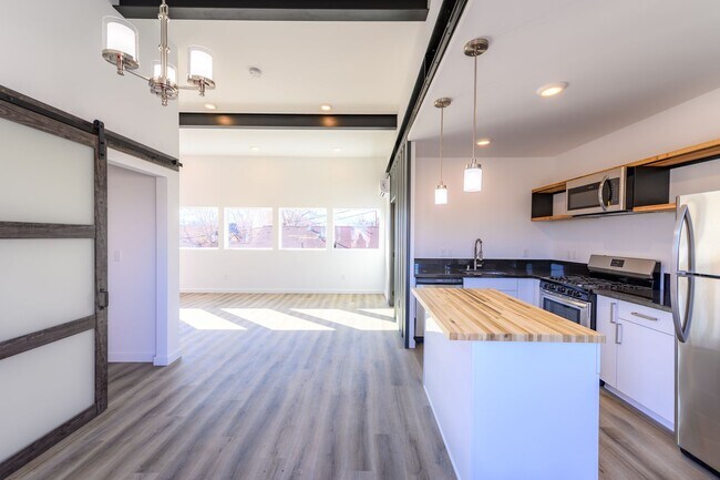 Building Photo - 451 Holcomb Ave