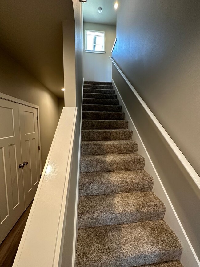 Building Photo - New 5 Bedroom / 5.5 Bath Townhome w/ A/C i...