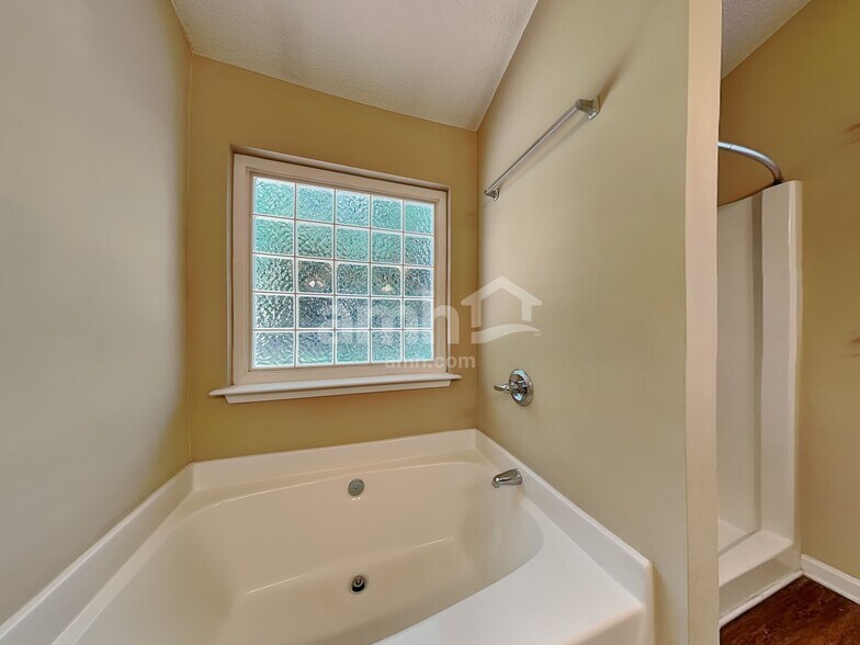 Building Photo - 213 Fiddlers Knoll Ct