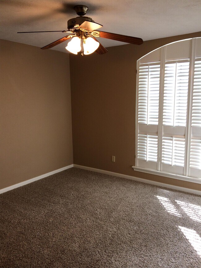 Building Photo - 4009 Hunter Creek Dr