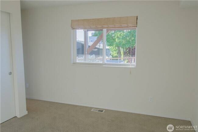 Building Photo - 2bd/1ba Seattle Home