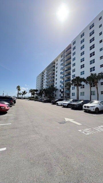 Building Photo - 7501 E Treasure Dr