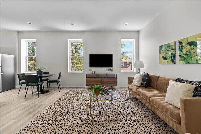Building Photo - Gorgeous Three Bedrooms\ with IN-UNIT Laun...