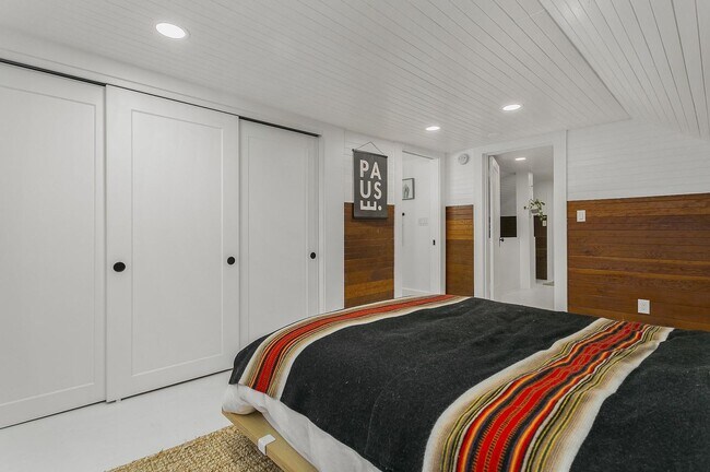 Building Photo - 3 bedroom, 2 bath gorgeous home now available by Mt. Tabor Park in SE Portland!
