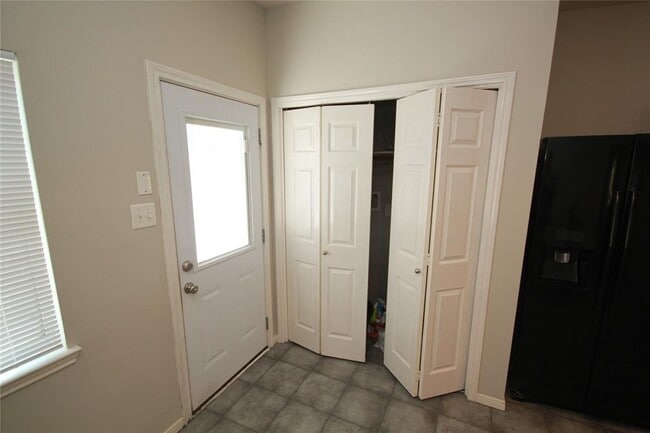 Building Photo - 6111 Settlers Lake Cir E