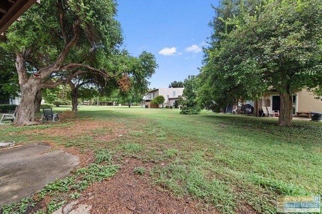 Building Photo - 805 Continental Dr